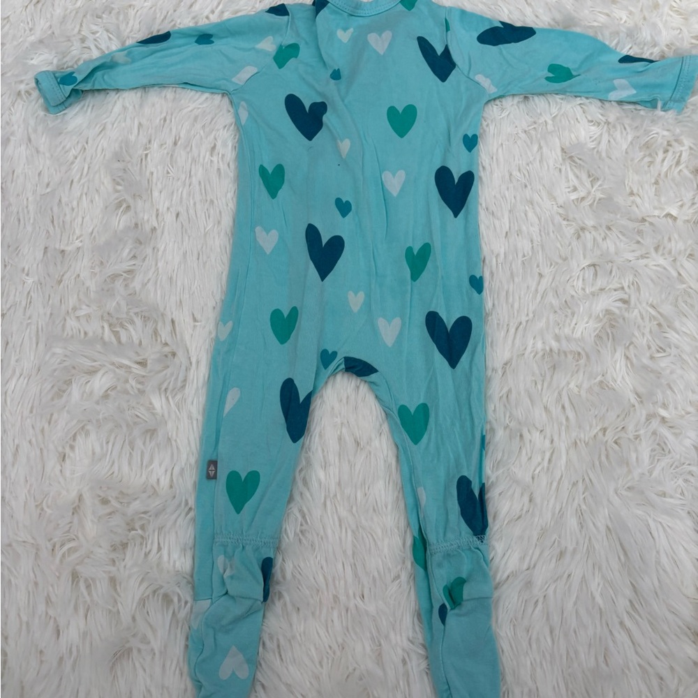 Kyte Baby Zippered Footie in Robin Hearts - Picture 3 of 3
